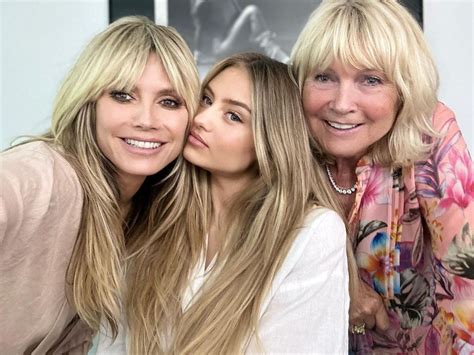 Heidi Klum poses with daughter Leni and mom Erna in lingerie。